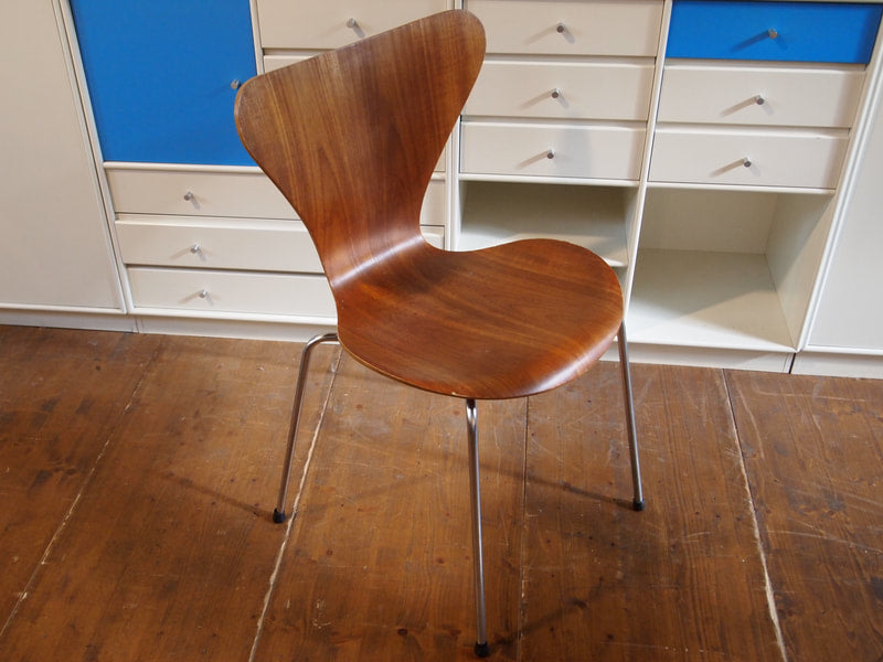 Chaise Arne Jacobsen modèle Série 7